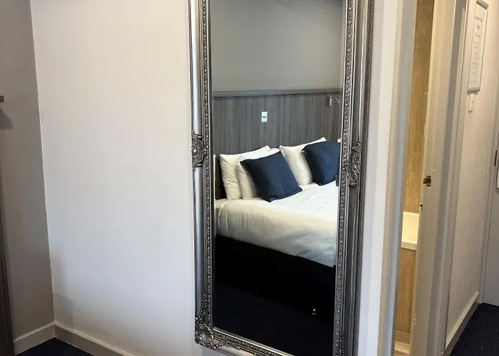 Sandown Park Lodge